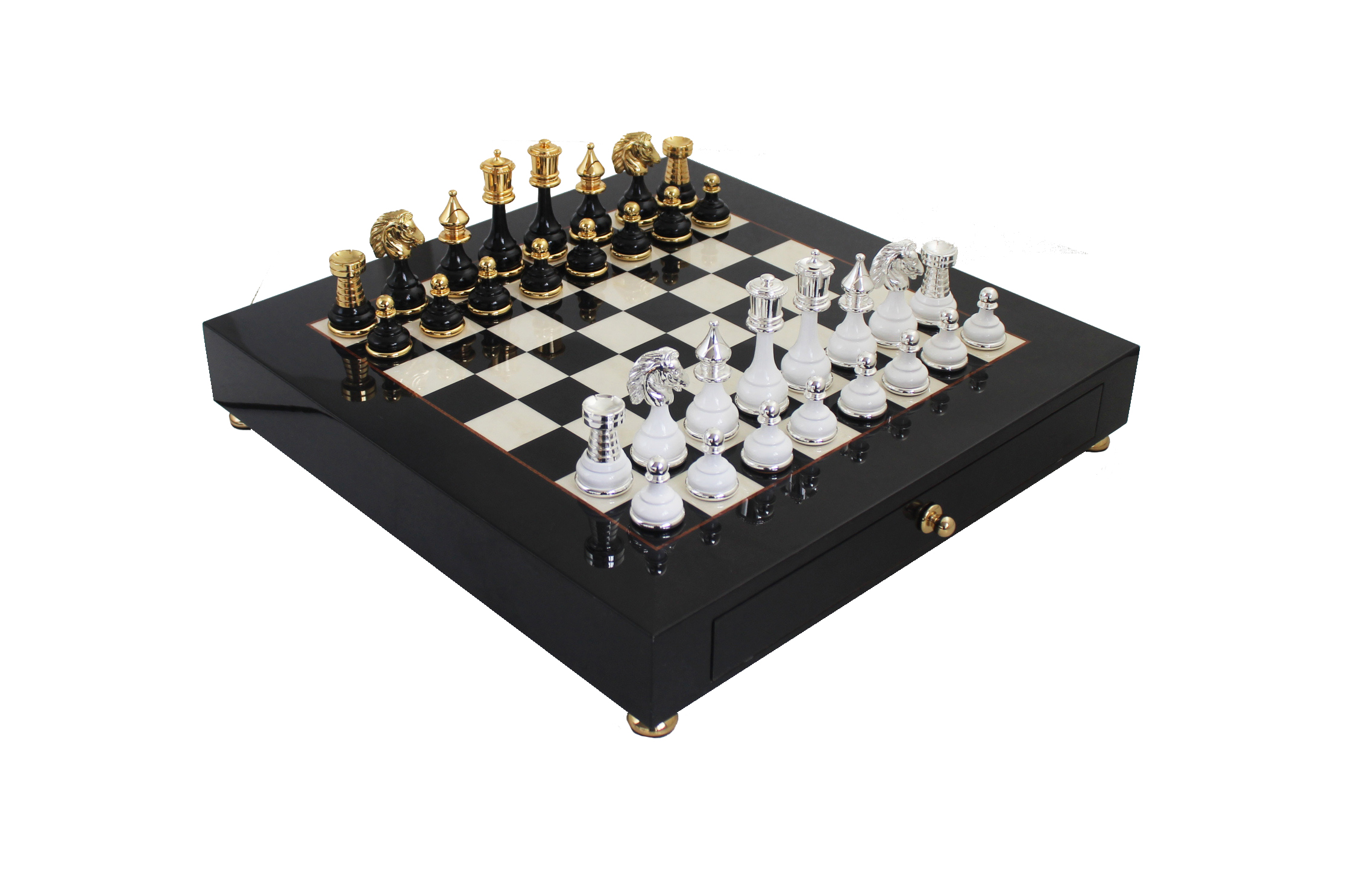 Schachbrett auf Fuß aus Schwarz und Weiß mit Schachfiguren aus Messing und Schwarz-Weiß Holz