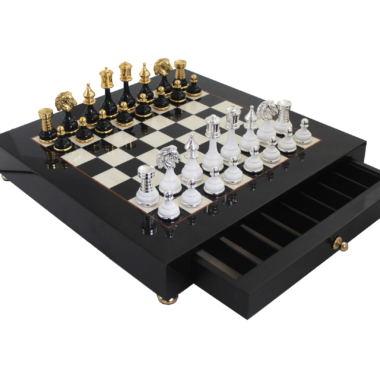 Alternative view of Schachbrett auf Fuß aus Schwarz und Weiß mit Schachfiguren aus Messing und Schwarz-Weiß Holz