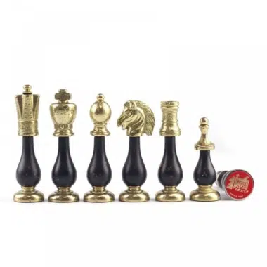 Satz goldener Schachfiguren auf schwarzem Sockel mit roter Schutzbox