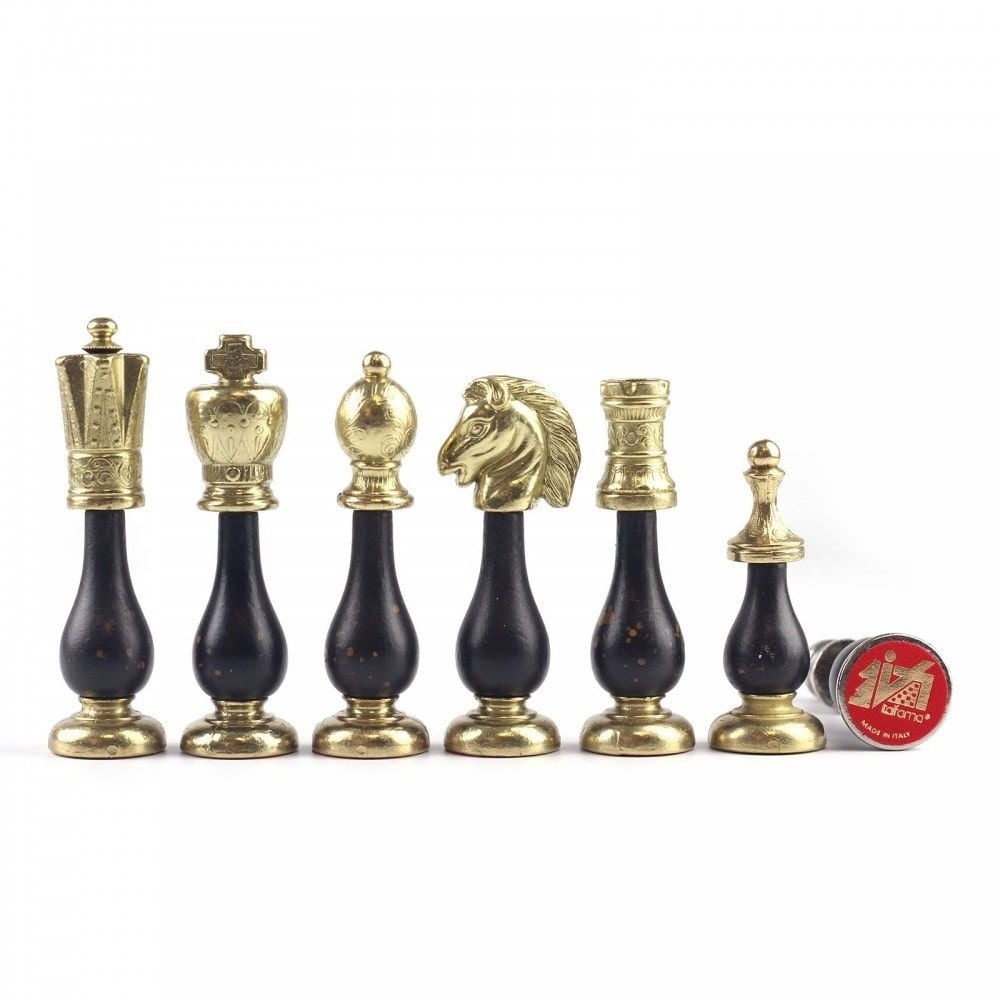 Schachspieltisch aus Holz und Schachfiguren aus Metall und Schwarz-Weiß Holz – Bild 5