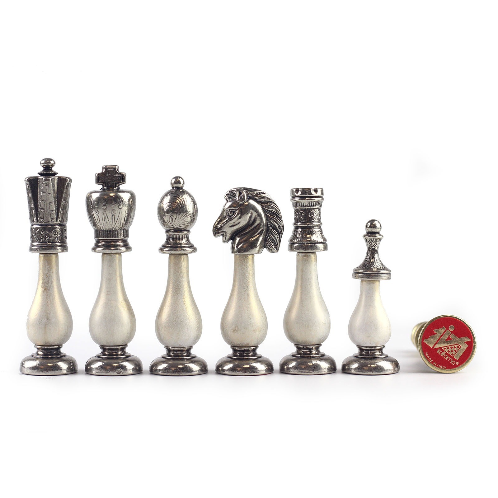 Schachspieltisch aus Holz und Schachfiguren aus Metall und Schwarz-Weiß Holz – Bild 6