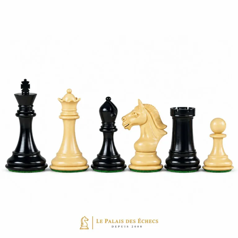 Schachfiguren aus Buchsbaum und Ebenholz, helle Dame, Läufer, Springer und Turm
