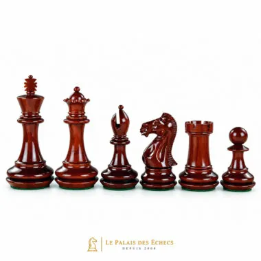 Rote Figuren aus Padoukholz, Detail von Dame, Läufer, Springer und Turm