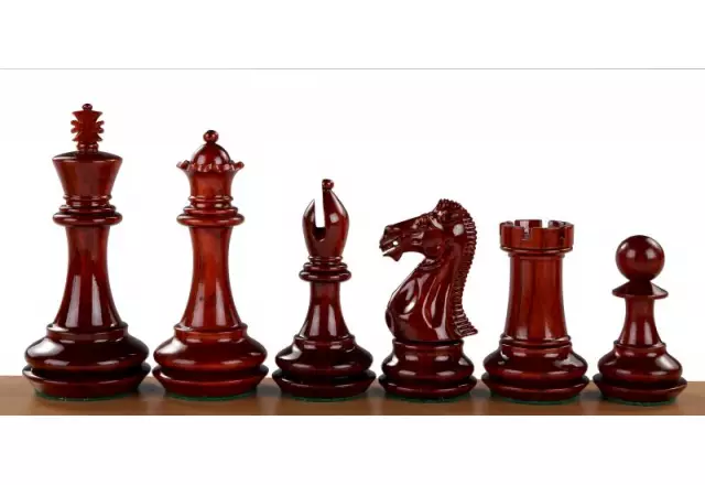 Pièces d'Échecs en Bois de Padouk et Buis