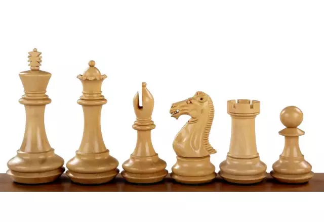 Pièces d'Échecs en Bois de Padouk et Buis