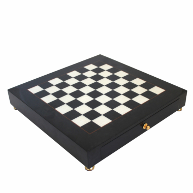 Schachbrett auf Fuß in Schwarz und Weiß