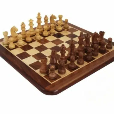 Schachbrett aus goldenem Rosenholz mit aufgestelltem Schachspiel aus Akazienholz