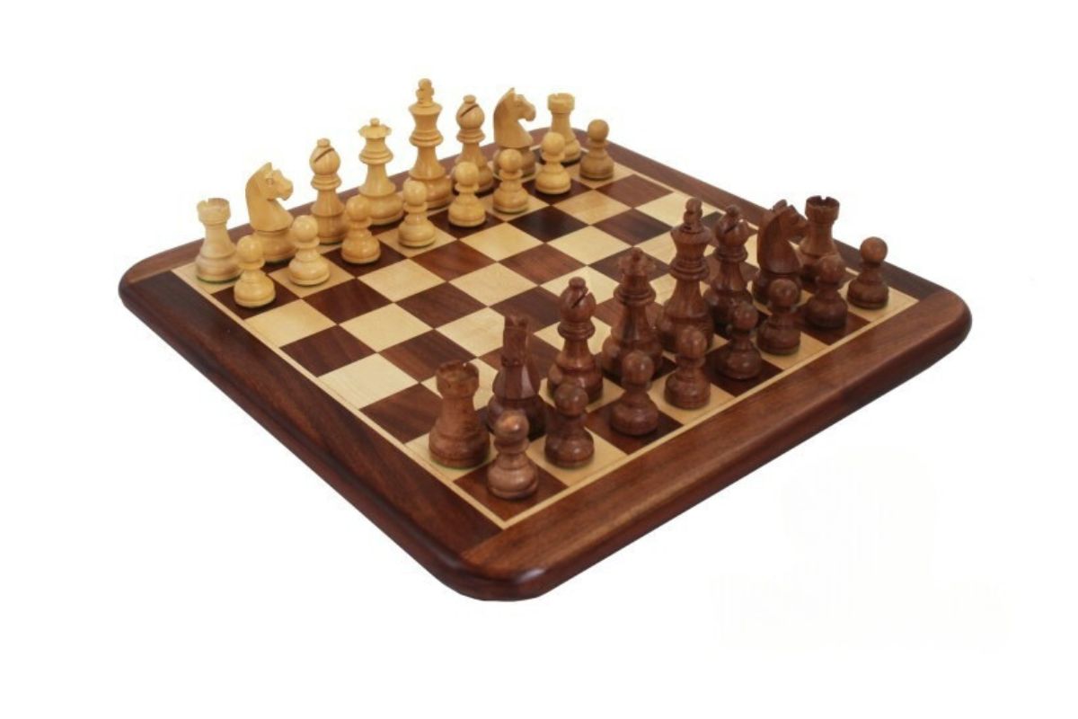 Schachbrett aus Gold-Rosenholz & Schachspiel aus Akazienholz