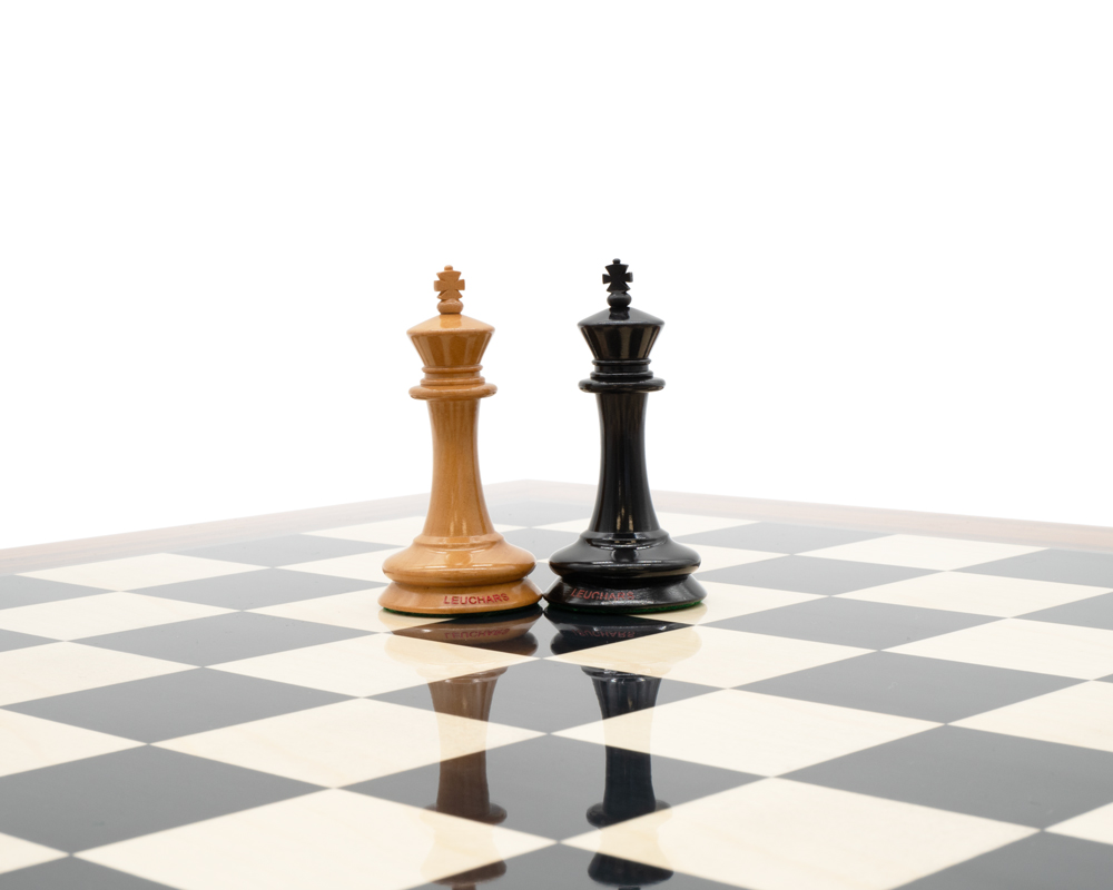 Luxuriöses Schachspiel mit Aufbewahrungskoffer und Uhr – Bild 10