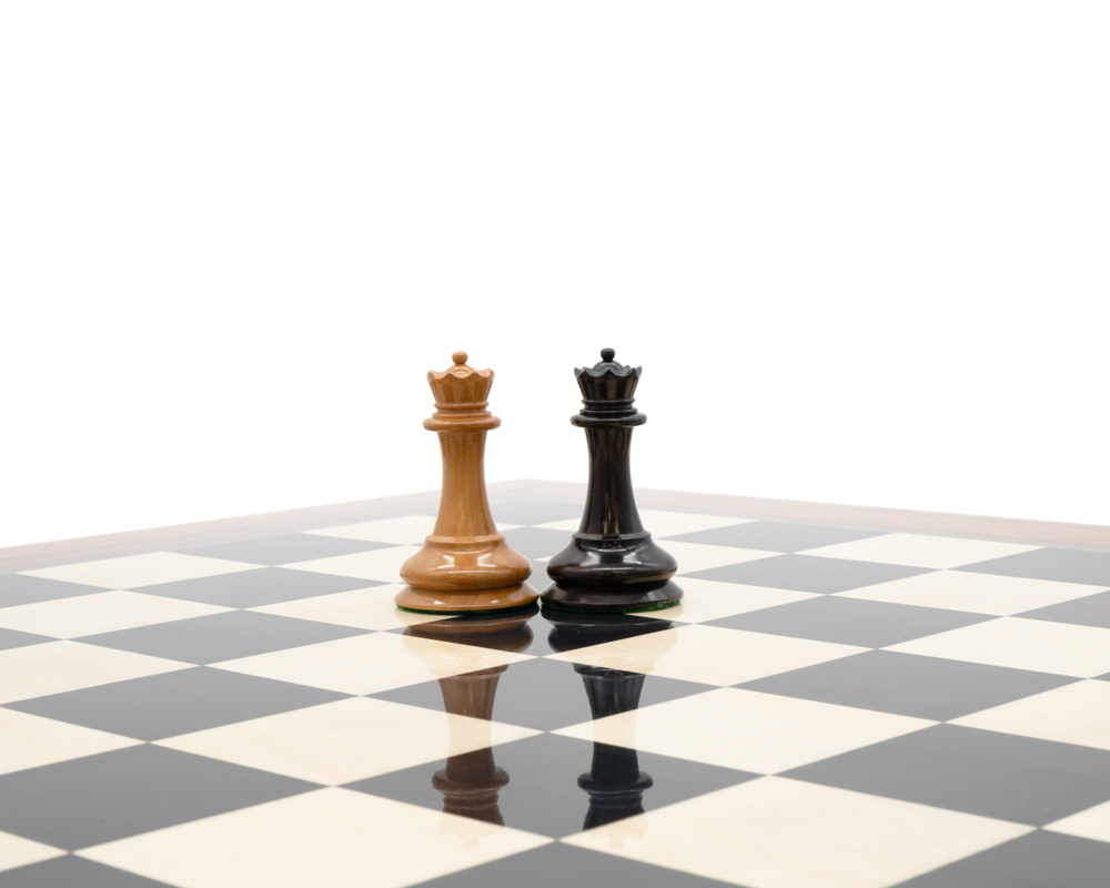 Luxuriöses Schachspiel mit Aufbewahrungskoffer und Uhr – Bild 9