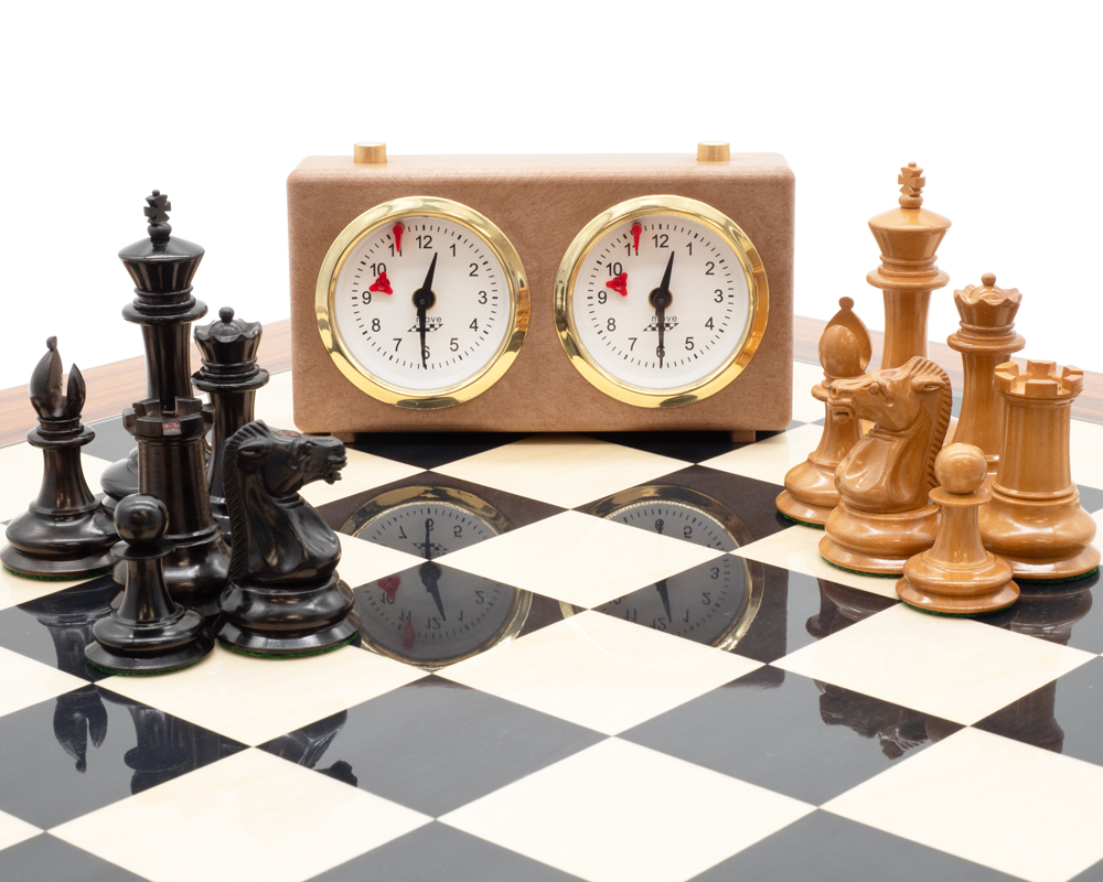 Luxuriöses Schachspiel mit Aufbewahrungskoffer und Uhr – Bild 12