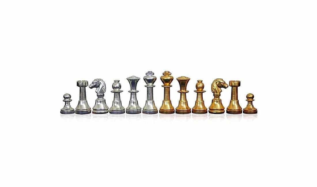 Ensemble Jeu d'Échecs en Laiton Massif Plaqué Or et Argent et Échiquier en Bois d'Érable