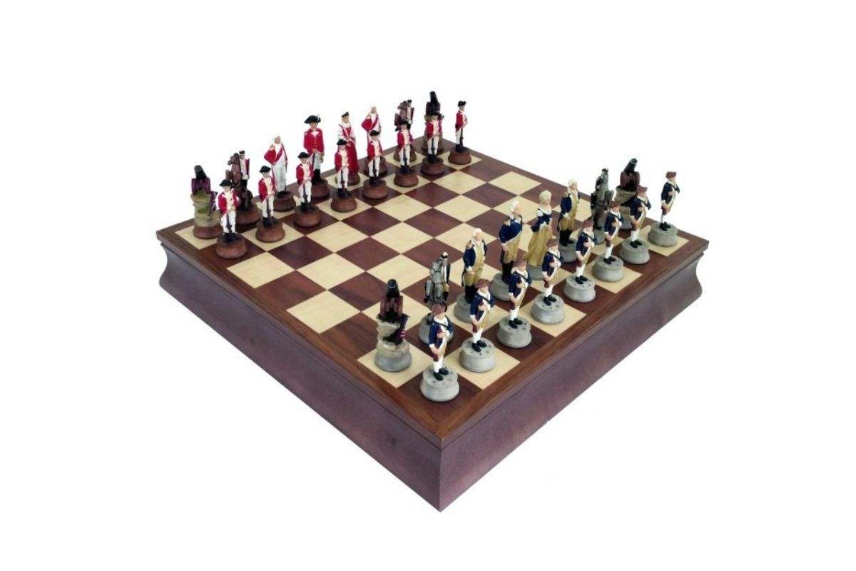 Ensemble Jeu d'Echecs en Résine et Échiquier en Bois de Noyer et Érable