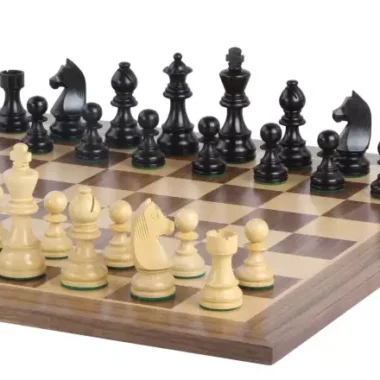 Ensemble Jeu d'Échecs Chevalier Allemand en Bois de Buis et Échiquier en Bois d'Érable et Noyer