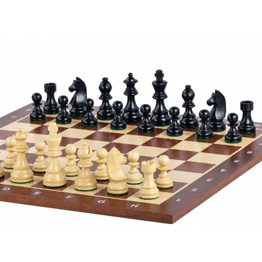 Schachfiguren aus schwarzem und naturfarbenem Buchsbaum auf dem alphanumerischen Schachbrett