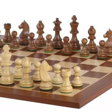 Ensemble Pieces Echecs en Bois de Buis et Acacia et Echiquier en Bois d'Érable et Acajou