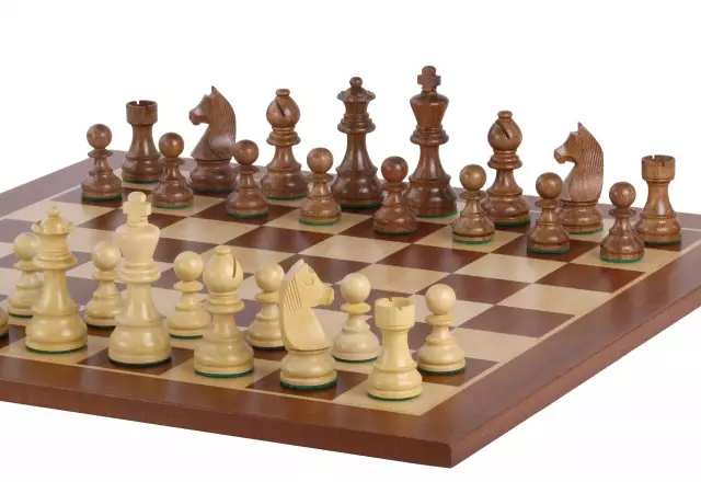 Ensemble Pieces Echecs en Bois de Buis et Acacia et Echiquier en Bois d'Érable et Acajou