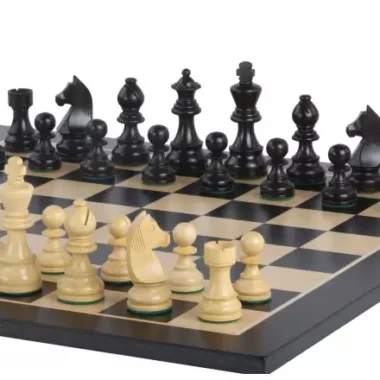 Ensemble Pieces Echecs en Bois de Buis et Echiquier en Bois d'Érable