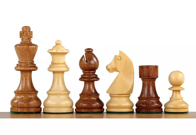 Ensemble Staunton Pieces Echecs en Bois de Buis et Acacia et Echiquier en Bois de Noyer et Erable