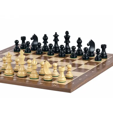Schwarze und naturfarbene Figuren gegenüber auf dem alphanumerischen Holzschachbrett