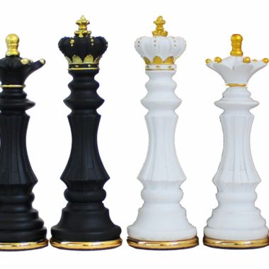 Jeu d'Echecs en Résine Peint à la Main avec Base en Laiton Massif