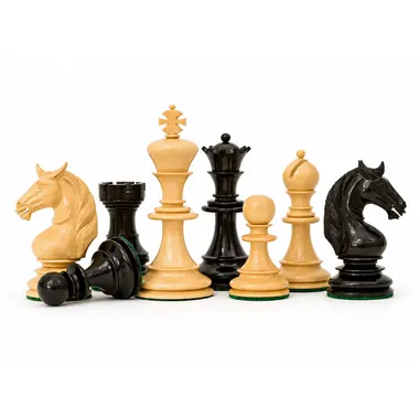 Schachfiguren Einhorn aus Ebenholz und Buchsbaum, Gesamtansicht auf weißem Hintergrund