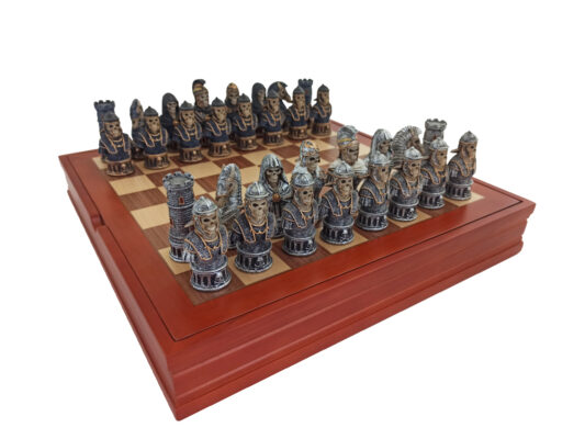 Skelett-Büsten-Schachspiel aus Harz mit Schachbrett aus Nussbaum- und Ahornholz mit Stauraum