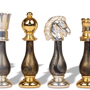 Alternative view of Schachspiel-Set aus vergoldetem und versilbertem Messing und Schachbrett aus Holz und Schwarz-Weiß-Marmor