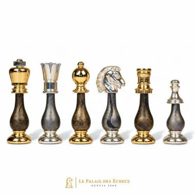 Schachfiguren aus goldenem und silbernem Messing, Detail König, Turm, Springer