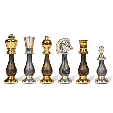 Schachfiguren aus goldenem und silbernem Messing, Detail König, Turm, Springer