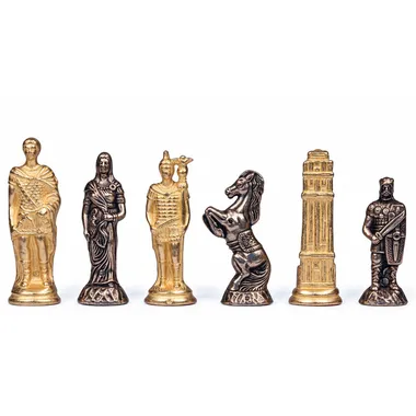 Goldene und silberne Schachfiguren mit Soldaten, Pferd und Barbarenturm