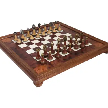 Schachspiel-Set aus Metall und Massivholz sowie Schachbrett auf einem Fuß aus Ulmen- und Heideholz