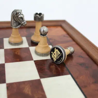 Schachspiel-Set aus Metall und Massivholz sowie Schachbrett auf einem Fuß aus Ulmen- und Heideholz – Bild 3