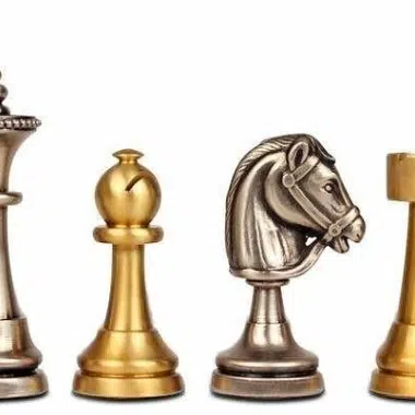 Alternative view of Schachspiel-Set Staunton aus massivem Messing und Schachbrett aus Nussbaum mit glänzender Oberfläche
