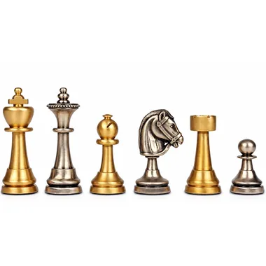 Schachfiguren aus goldfarbenem und silberfarbenem Messing, Detail von König, Läufer, Springer und Turm