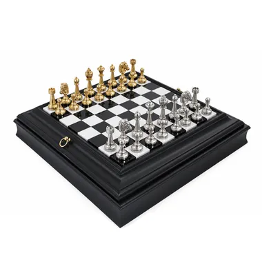 Komplettes Schachspiel mit goldenen und silbernen Figuren auf schwarz-weißem Brett, marmorierte Box