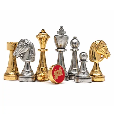 Goldene und silberne Figuren aufgereiht mit rotem Made-in-Italy-Medaillon