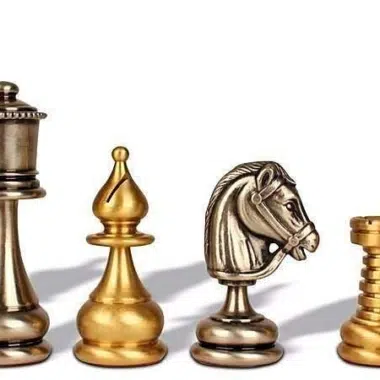 Alternative view of Schachspielset aus massivem Messing und Schachbrett aus Ulmen- und Heideholz mit glänzender Oberfläche