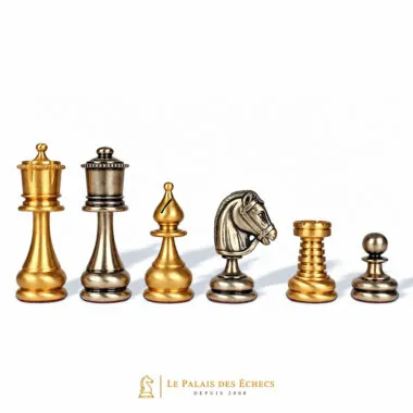 Detailansicht der goldenen Figuren: König, Läufer, Springer und Turm aus Messing