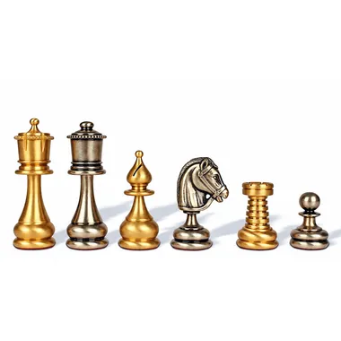 Detailansicht der goldenen Figuren: König, Läufer, Springer und Turm aus Messing