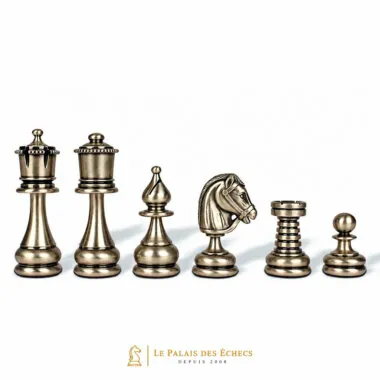 Detailansicht der silbernen Figuren: König, Läufer, Springer und Turm aus Messing