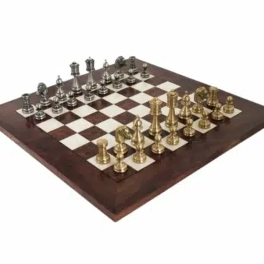 Schachspielset aus massivem Messing und Schachbrett aus Ulmen- und Heideholz mit glänzender Oberfläche
