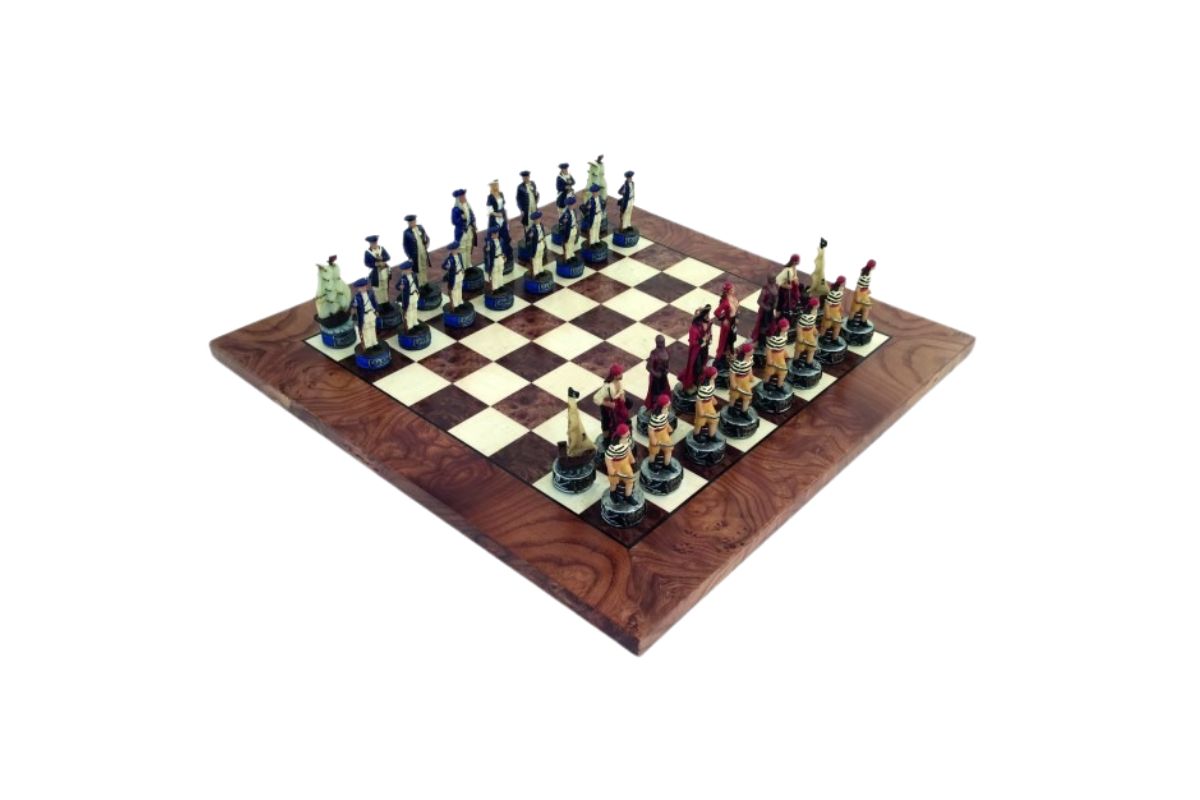 Schachspiel-Set Pirat und Schachbrett aus Ulmen- und Heideholz Matt