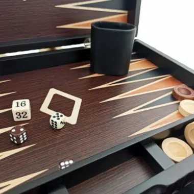Detailansicht des Backgammon-Bretts mit Würfeln, Becher und Holzsteinen