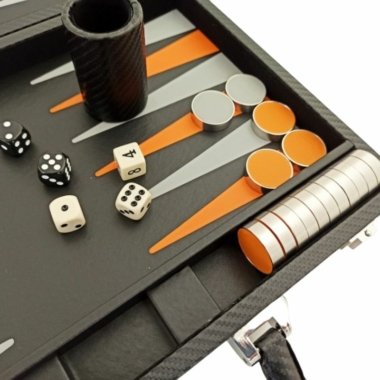Alternative view of Faltbares Backgammon-Set aus schwarzem und orangefarbenem Kunstleder