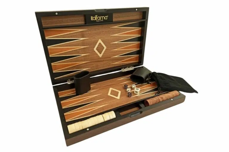 Faltbares Backgammon-Set aus Holz geöffnet mit Steinen, Würfeln und Becher