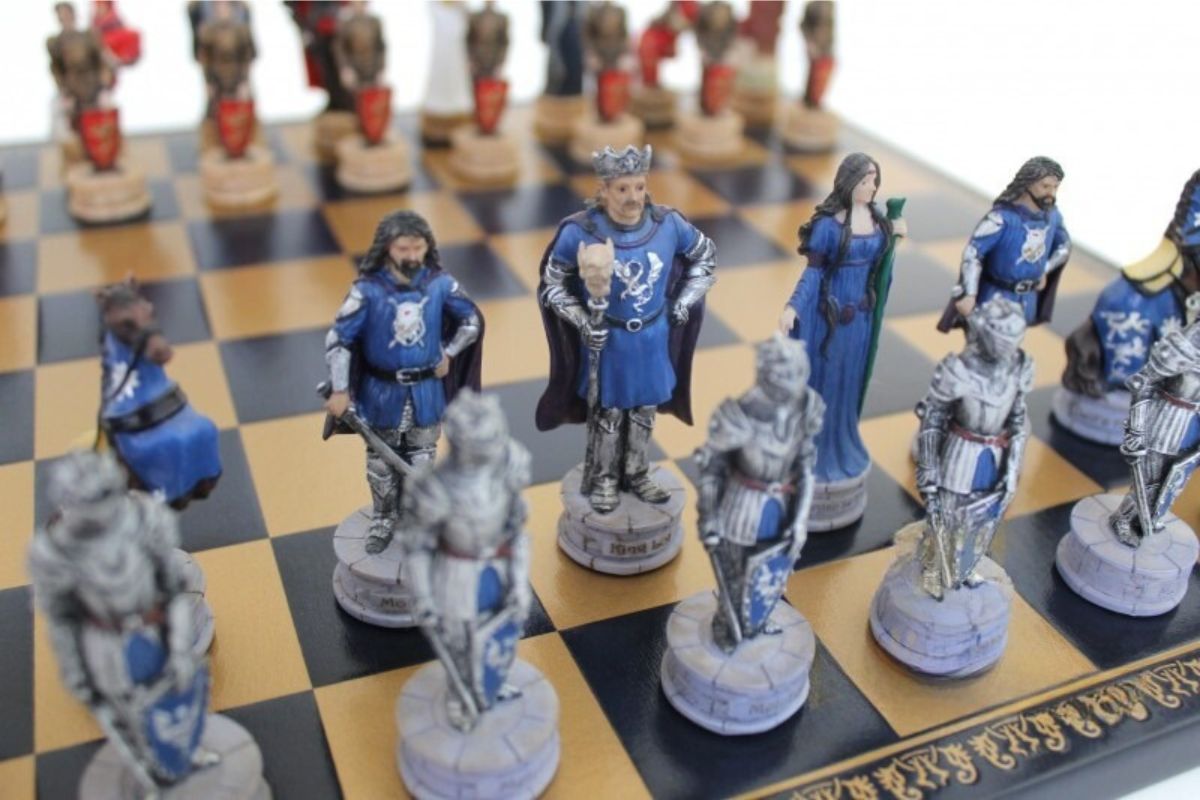 Schachspielset König Arthur aus Resin und Schachbrett aus Kunstleder Blau – Bild 2