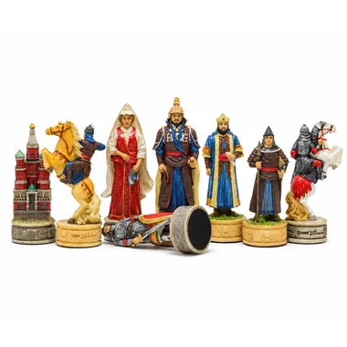 Detaillierte russische Schachfiguren: Zarin, Krieger und Kremlturm