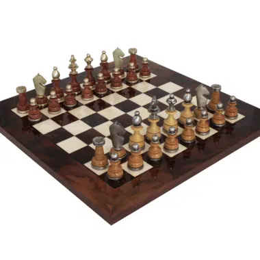 Ensemble de Jeu d'Échecs en Laiton Massif et Bois avec Échiquier en Noyer de Bruyère Finition Brillante