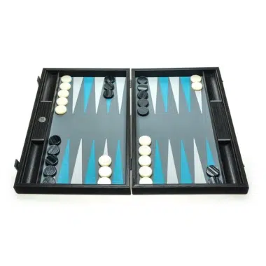 Backgammon-Set in Türkisblau geöffnet mit platzierten schwarzen und weißen Steinen